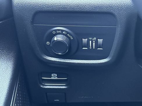 Used 2023 Jeep Grand Cherokee Laredo AWD/4WD image 15