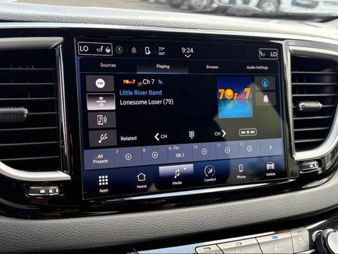 Used 2023 Chrysler Pacifica Touring-L image 9