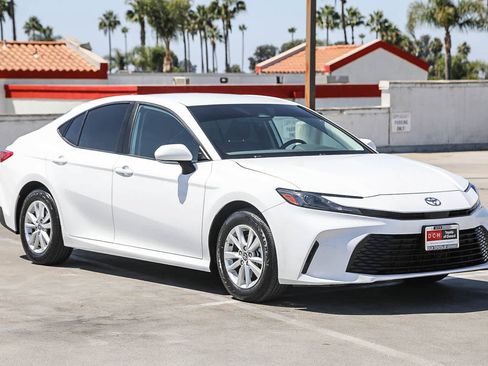 Used 2025 Toyota Camry LE w/ Convenience Package FWD image 4