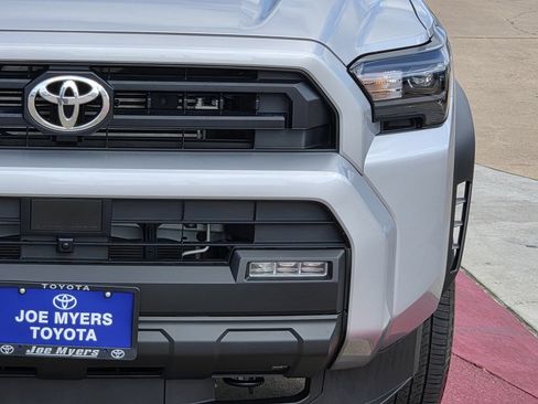 Used 2025 Toyota 4Runner SR5 AWD/4WD image 4