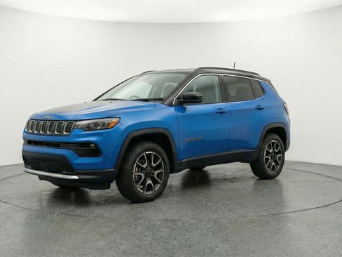 Used 2025 Jeep Compass Trailhawk image 3