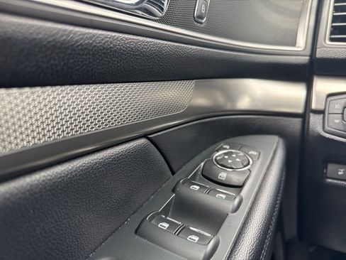 Used 2019 Ford Explorer XLT w/ Equipment Group 202A AWD/4WD image 30