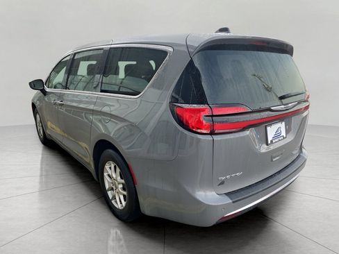 Used 2025 Chrysler Pacifica Select image 33