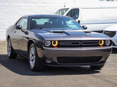 Used 2022 Dodge Challenger SXT RWD image 3