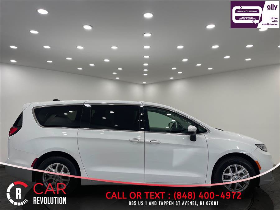 Used 2023 Chrysler Pacifica Touring-L FWD image 8