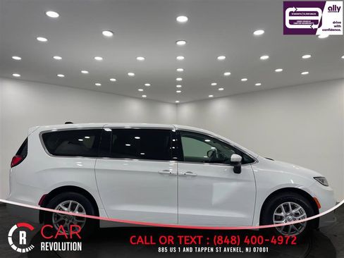 Used 2023 Chrysler Pacifica Touring-L FWD image 8