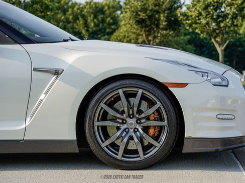 Used 2016 Nissan GT-R Premium AWD/4WD image 11