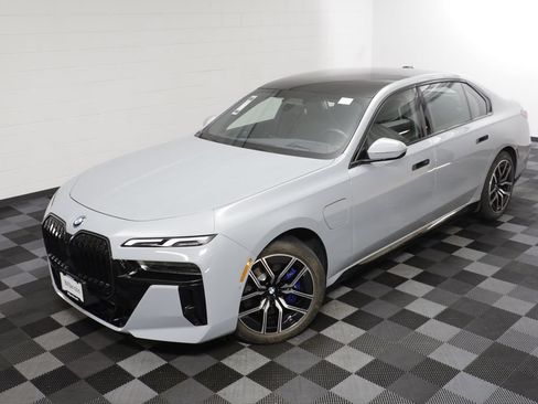 Used 2026 BMW 750e xDrive w/ Autobahn Package AWD/4WD image 2