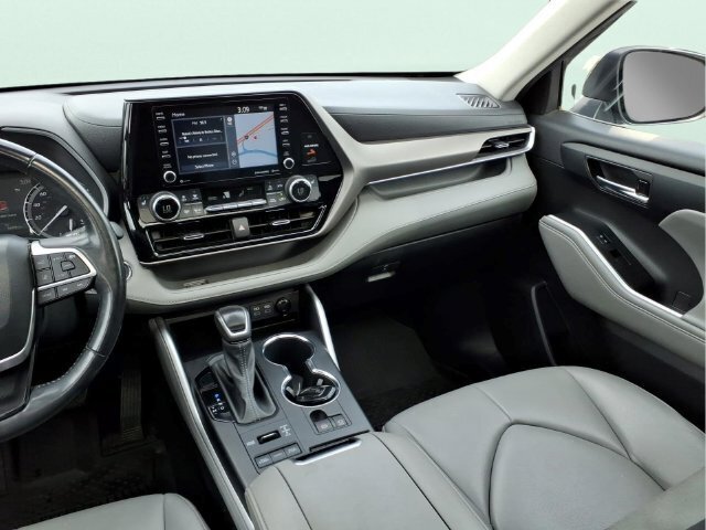 Used 2022 Toyota Highlander XLE AWD/4WD image 20