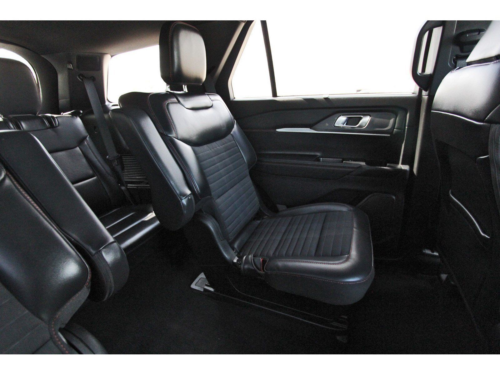 Used 2025 Ford Explorer ST-Line w/ Premium Package RWD image 13