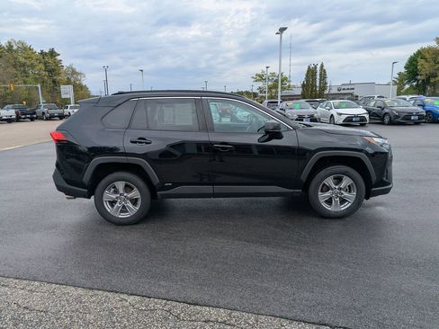 Used 2023 Toyota RAV4 LE AWD/4WD image 7