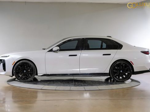 Used 2023 BMW 740i w/ Parking Assistance Package RWD image 12