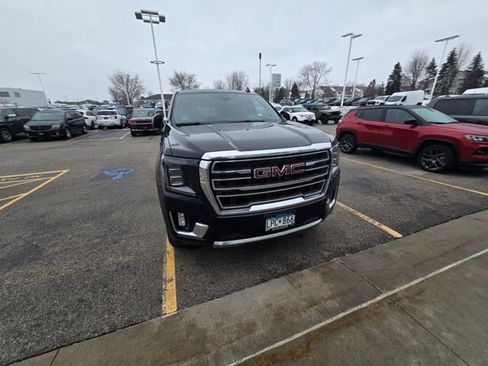 Used 2022 GMC Yukon SLT w/ SLT Premium Package image 2