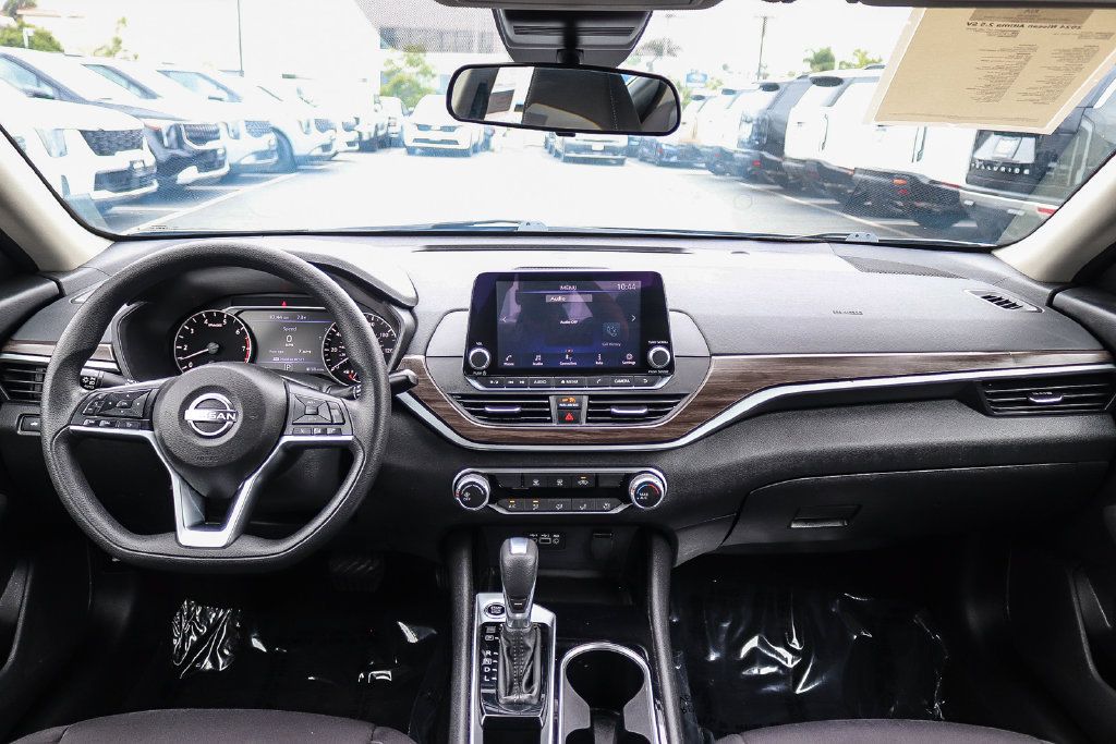 Used 2024 Nissan Altima 2.5 SV FWD image 12