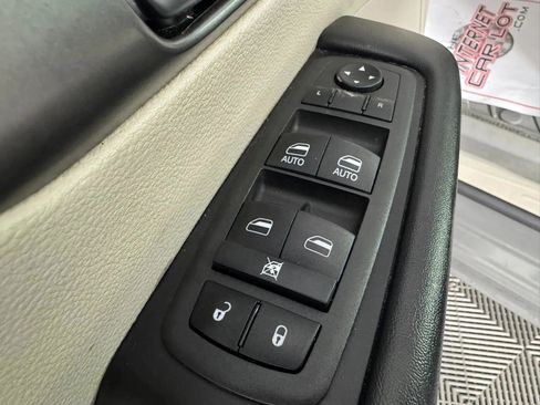 Used 2022 Chrysler Pacifica Touring-L FWD image 40