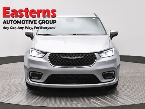 Used 2023 Chrysler Pacifica Touring-L FWD image 2