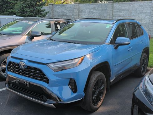 Used 2022 Toyota RAV4 SE w/ Convenience Package AWD/4WD image 2