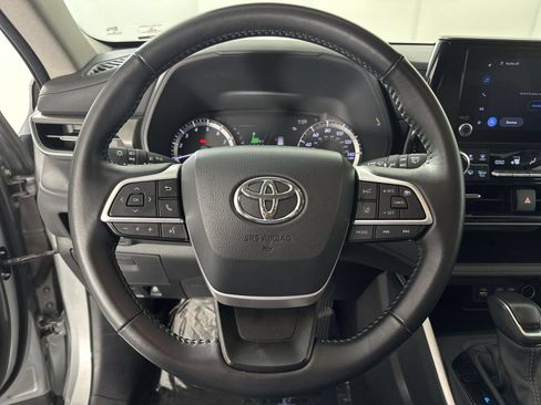 Used 2025 Toyota Highlander LE FWD image 14