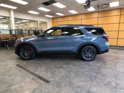 Used 2025 Ford Explorer ST AWD/4WD image 4