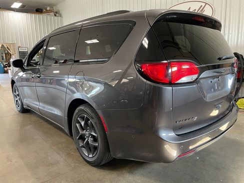 Used 2018 Chrysler Pacifica Touring-L Plus w/ Advanced Safetytec Group FWD image 3