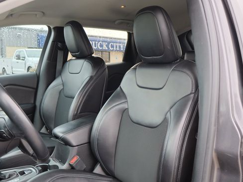 Used 2019 Jeep Cherokee Latitude Plus w/ Comfort/Convenience Group image 14