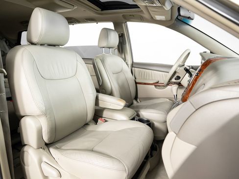 Used 2004 Toyota Sienna XLE Limited image 29