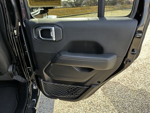 Used 2023 Jeep Wrangler Unlimited Sahara image 16