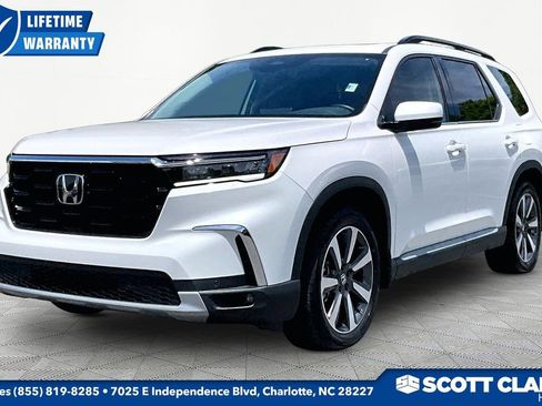 Used 2025 Honda Pilot Touring image 3