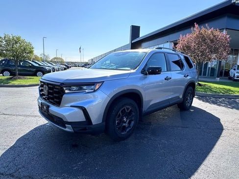 Used 2025 Honda Pilot TrailSport image 4