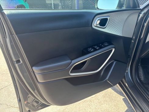 Used 2025 Kia Soul LX w/ LX Technology Package FWD image 18