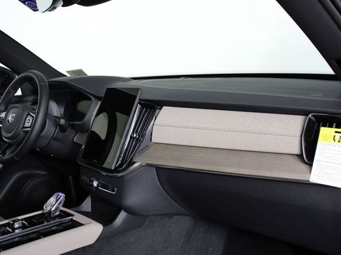 New 2026 Volvo XC90 T8 Plus AWD/4WD image 9