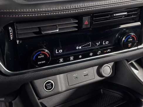 Used 2022 Nissan Rogue SV image 18