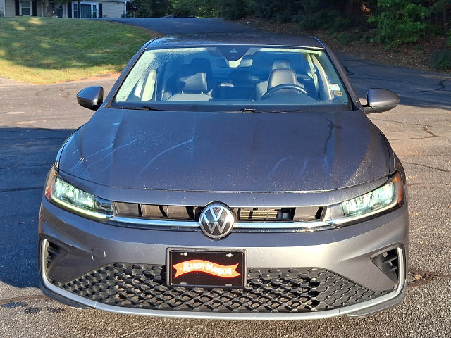 Used 2025 Volkswagen Jetta SE FWD image 2