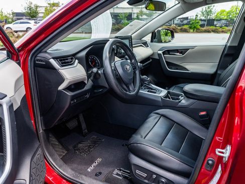 Used 2020 Toyota RAV4 XLE w/ Convenience Package FWD image 18