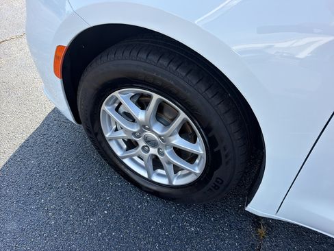 Used 2024 Chrysler Pacifica Touring-L FWD image 6