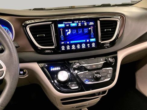 Used 2017 Chrysler Pacifica Touring w/ Tire & Wheel Group FWD image 6