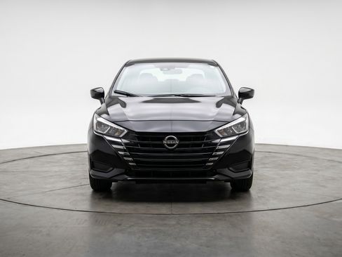 Used 2025 Nissan Versa SV image 2