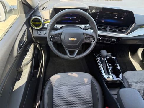 Used 2025 Chevrolet Trax LT image 23