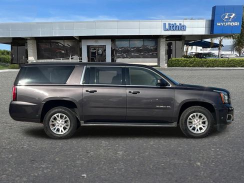 Used 2017 GMC Yukon XL SLT image 8