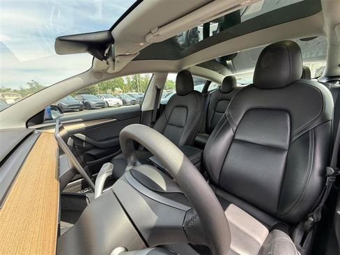 Used 2023 Tesla Model 3 Standard Range RWD image 9