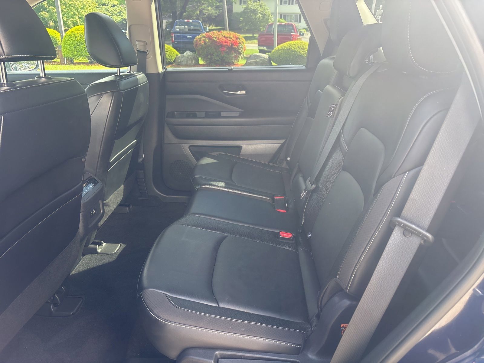 Used 2022 Nissan Pathfinder SL w/ SL Black Package AWD/4WD image 33