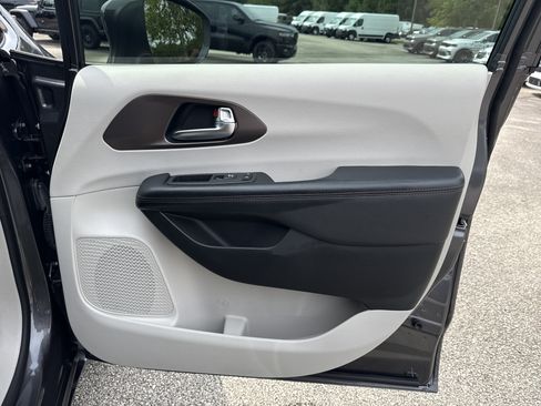 Used 2019 Chrysler Pacifica Touring Plus w/ Advanced Safetytec Group FWD image 14