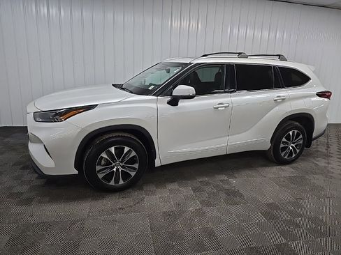 Used 2022 Toyota Highlander XLE image 6
