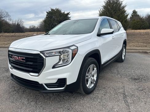 Used 2024 GMC Terrain SLE image 1