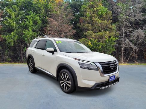 Used 2024 Nissan Pathfinder Platinum FWD image 16