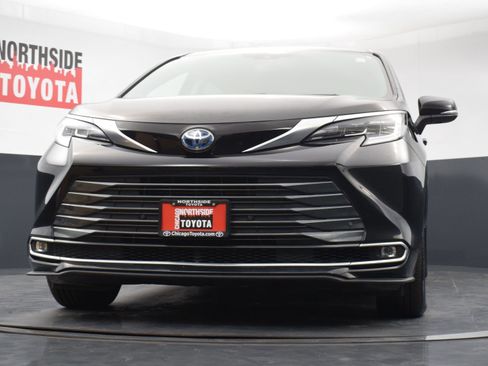 Used 2023 Toyota Sienna Limited image 39