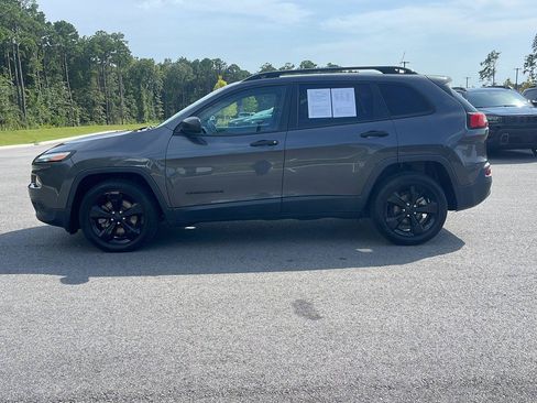 Used 2017 Jeep Cherokee Sport FWD image 4