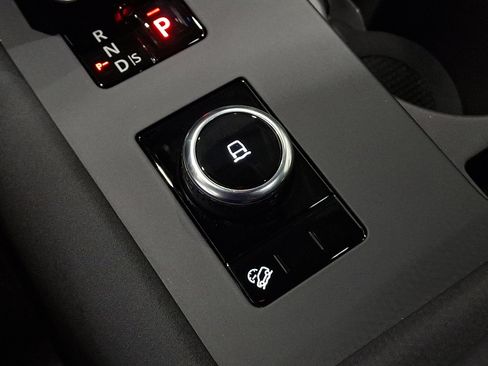 Certified 2025 Land Rover Discovery S image 24