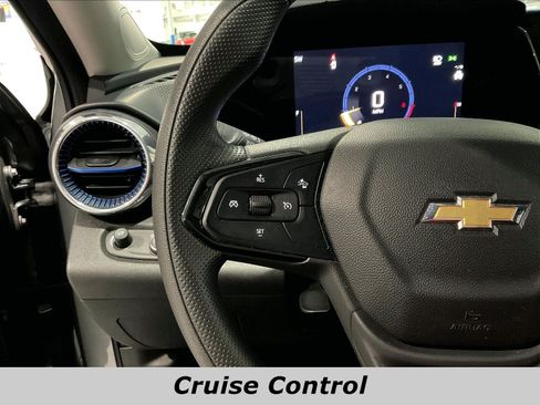 Used 2025 Chevrolet Trax LT FWD image 11