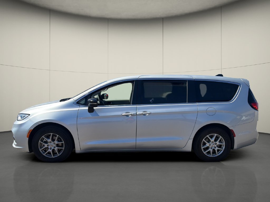 Used 2024 Chrysler Pacifica Touring-L FWD image 4
